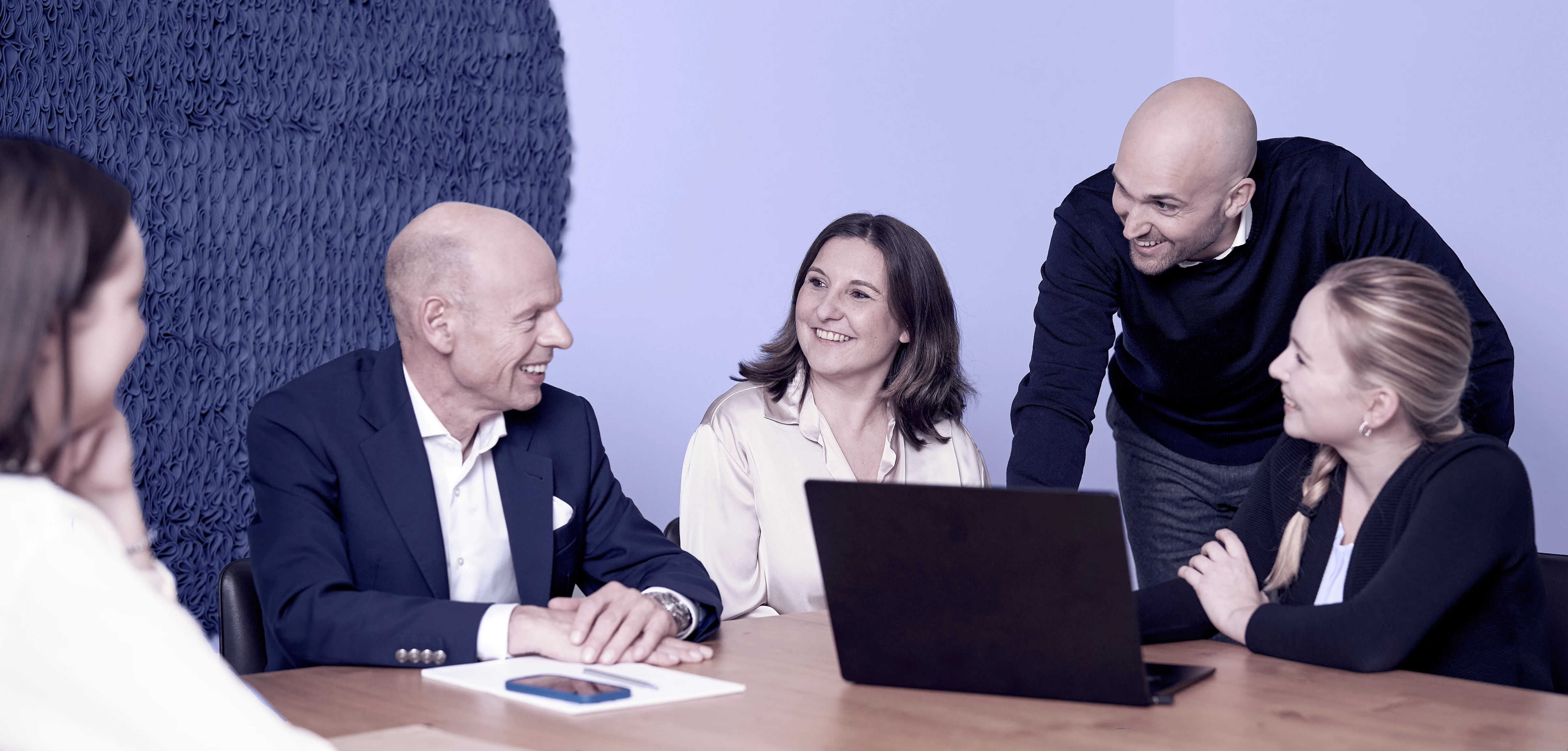 Mitarbeitende von MODULAT FACTORING im Gespräch
